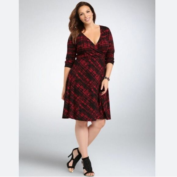 Torrid patterned v neck faux wrap dress - Picture 1 of 13